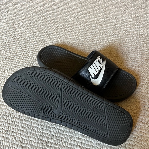 Men’s Nike slides sandals - Picture 3 of 5